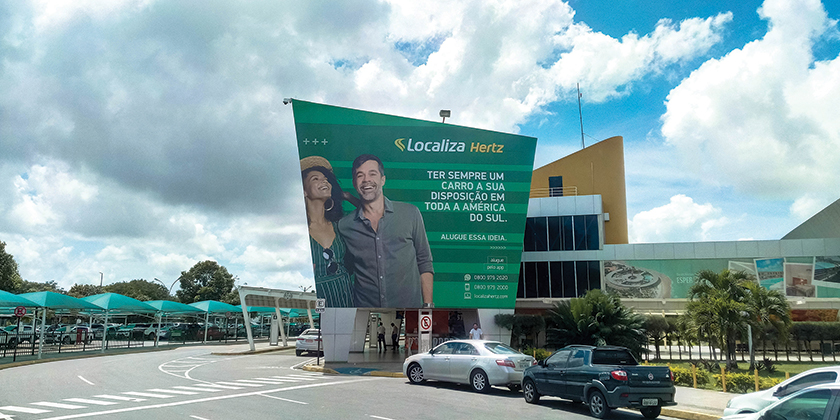 Painel de 120 metros quadrados com anúncio da Localiza na área externa do aeroporto de João Pessoa