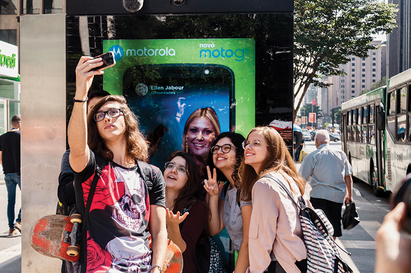 Painel da Motorola na Avenida Paulista para o lançamento do Moto G6 (acima) e painel de divulgação de bio-oil gel de O Boticário