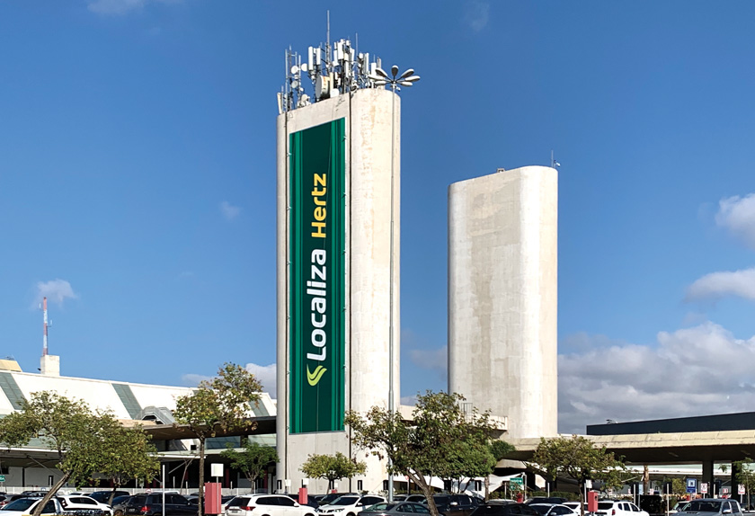 Empena dupla-face instalada nas torres centrais do Aeroporto Internacional de Belo Horizonte