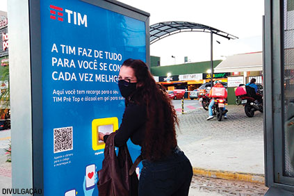 Em abrigos de ônibus de Belo Horizonte, a TIM espalhou dispensers de álcool em gel 