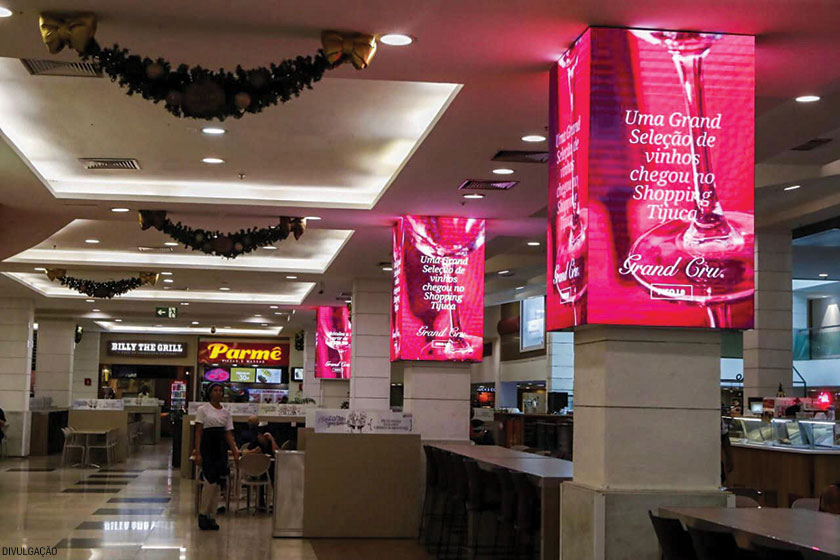 No Norte Shopping, no Rio de Janeiro, há telas de LED nas colunas da área de alimentação