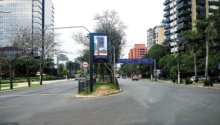 A Clear Channel assinou contrato com a prefeitura de Porto Alegre para a operação de 168 relógios de rua