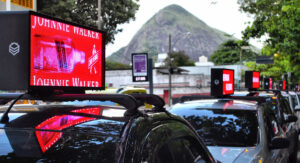 No Rio de Janeiro, a Mobees opera 400 telas digitais que percorrem mais de um milhão de quilômetros por mês