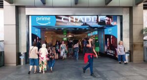 Campanha da Amazon Prime Video contou com túnel em led em shopping para anunciar a série original Citadel